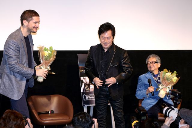 水木一郎からの花束に深々とお辞儀！「鋼鉄ジーグ」をモチーフにしたイタリア映画の監督が来日！フォトギャラリー（2枚目）