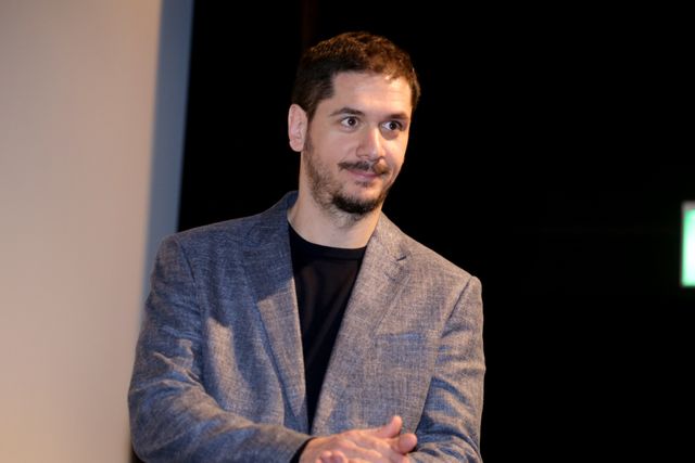 水木一郎からの花束に深々とお辞儀！「鋼鉄ジーグ」をモチーフにしたイタリア映画の監督が来日！フォトギャラリー（3枚目）