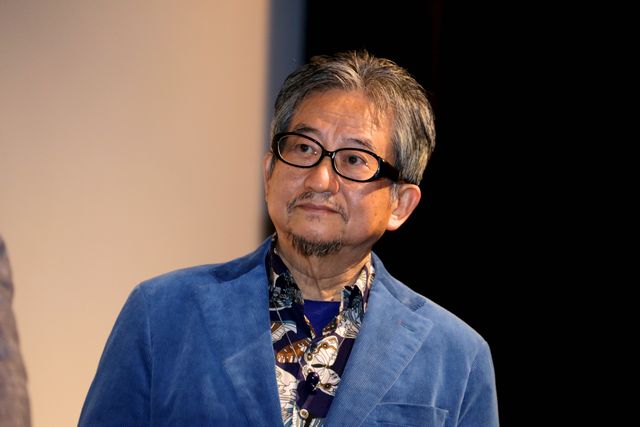 水木一郎からの花束に深々とお辞儀！「鋼鉄ジーグ」をモチーフにしたイタリア映画の監督が来日！フォトギャラリー（4枚目）