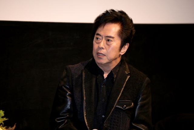 水木一郎からの花束に深々とお辞儀！「鋼鉄ジーグ」をモチーフにしたイタリア映画の監督が来日！フォトギャラリー（6枚目）