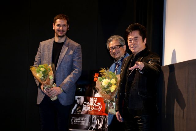 水木一郎からの花束に深々とお辞儀！「鋼鉄ジーグ」をモチーフにしたイタリア映画の監督が来日！フォトギャラリー（7枚目）