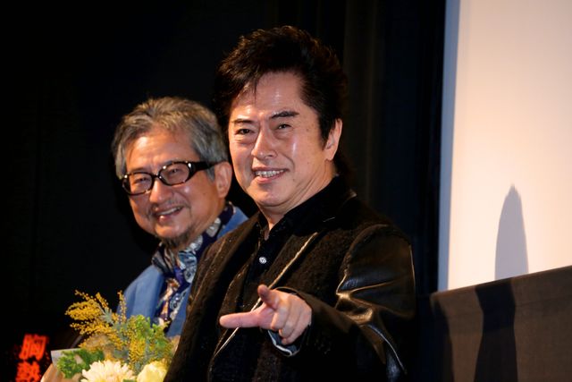 水木一郎からの花束に深々とお辞儀！「鋼鉄ジーグ」をモチーフにしたイタリア映画の監督が来日！フォトギャラリー（8枚目）