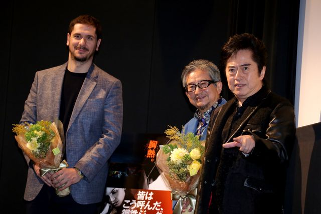 水木一郎からの花束に深々とお辞儀！「鋼鉄ジーグ」をモチーフにしたイタリア映画の監督が来日！フォトギャラリー（9枚目）