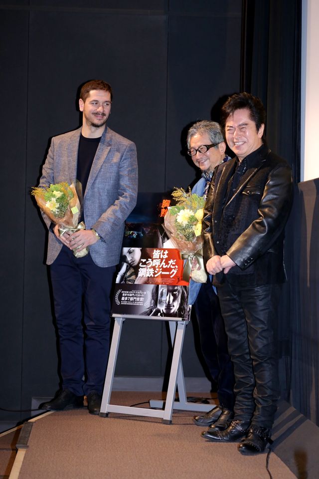 水木一郎からの花束に深々とお辞儀！「鋼鉄ジーグ」をモチーフにしたイタリア映画の監督が来日！フォトギャラリー（10枚目）
