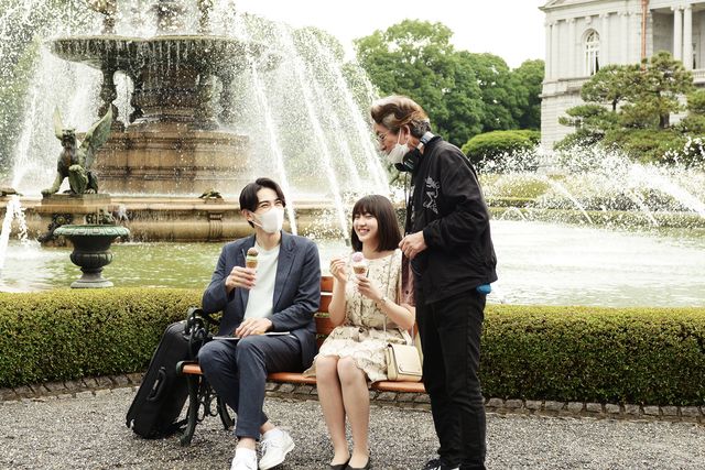 町田啓太、アイスを手に笑顔！映画『太陽とボレロ』メイキングカットほか：フォトギャラリー