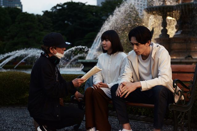 町田啓太、アイスを手に笑顔！映画『太陽とボレロ』メイキングカットほか（2枚目）