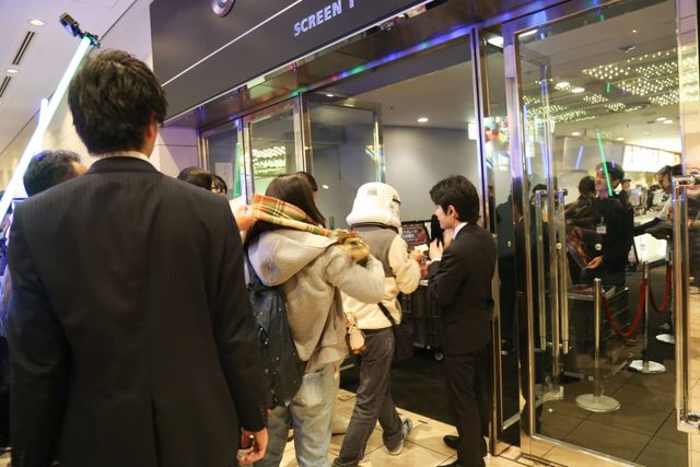 聖地・日劇で盛り上がるSWファンたち！祭りだよ（4枚目）