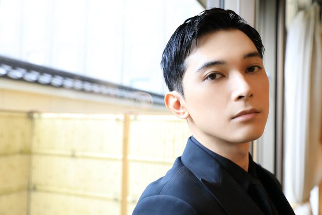 この世ならざる美…吉沢亮撮りおろし＜8枚＞（5枚目）