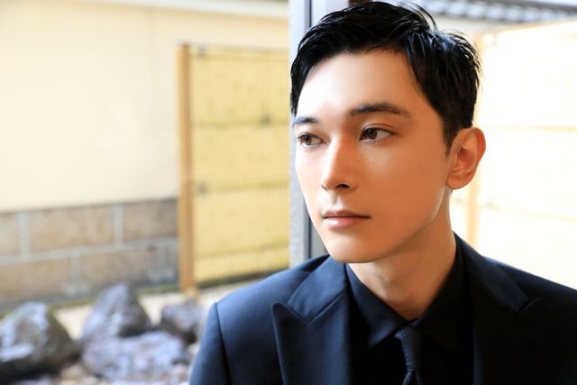 この世ならざる美…吉沢亮撮りおろし＜8枚＞（7枚目）