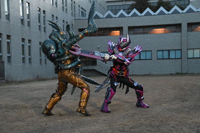 新たなマルガムを引き連れるアトロポス…！「仮面ライダーガッチャード」第31話場面カット（5枚目）