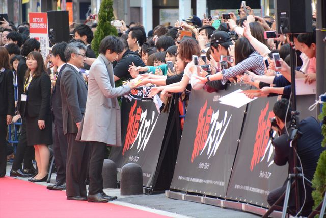 綾野剛、沢尻エリカらが歌舞伎町でファンサービス！『新宿スワン』ジャパンプレミア＆完成披露試写会フォトギャラリー（2枚目）