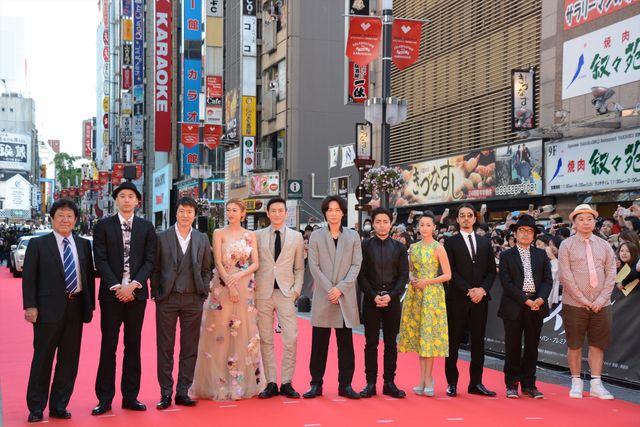 綾野剛、沢尻エリカらが歌舞伎町でファンサービス！『新宿スワン』ジャパンプレミア＆完成披露試写会フォトギャラリー（12枚目）