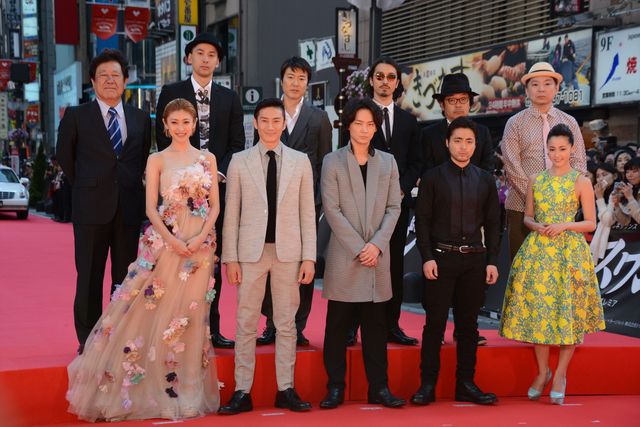 綾野剛、沢尻エリカらが歌舞伎町でファンサービス！『新宿スワン』ジャパンプレミア＆完成披露試写会フォトギャラリー（17枚目）