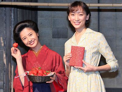 NHK連続テレビ小説のヒロイン・バトンタッチセレモニーに出席した吉高由里子と杏