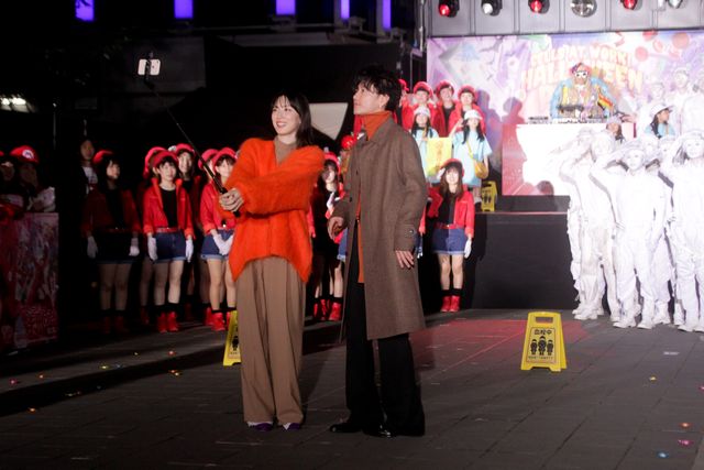 永野芽郁＆佐藤健、おそろいコーデでノリノリ！『はたらく細胞』ハロウィンパーティイベント（16枚目）