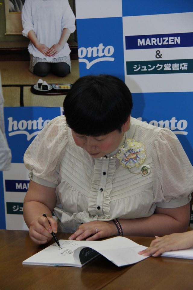 森三中・大島美幸著「春夏秋冬 いいヨメ 毎日ごはん」出版記念握手会写真ギャラリー（5枚目）