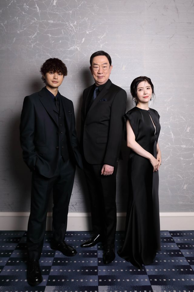 瀬戸康史×坂東彌十郎×宮澤エマ『スオミの話をしよう』3ショット＆ソロ撮りおろし＜10枚＞（2枚目）