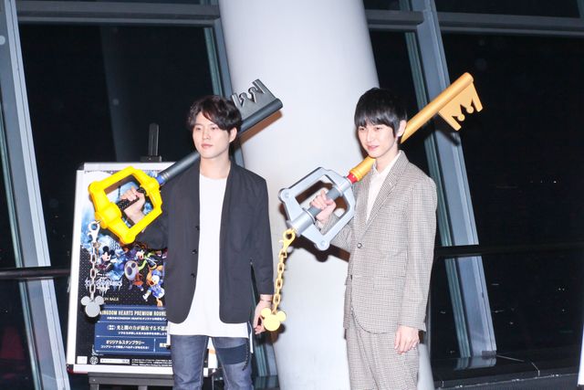 本郷奏多＆入野自由、キーブレードを手に！「光と闇の塔 TOKYO SKYTREE (R)」取材会（4枚目）