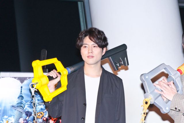 本郷奏多＆入野自由、キーブレードを手に！「光と闇の塔 TOKYO SKYTREE (R)」取材会（6枚目）