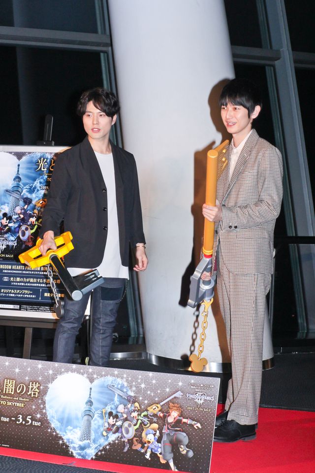 本郷奏多＆入野自由、キーブレードを手に！「光と闇の塔 TOKYO SKYTREE (R)」取材会（8枚目）