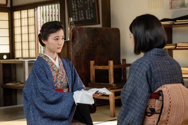 【画像5枚】朝ドラ「風、薫る」直美（上坂樹里）が多江（生田絵梨花）から受け取って…第110回場面写真（2枚目）
