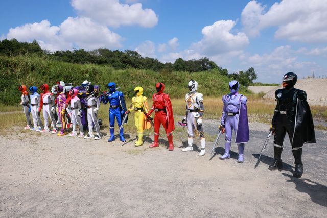 玄蕃＆ジェラミーが意気投合!?『爆上戦隊ブンブンジャーVSキングオージャー』場面写真（3枚目）