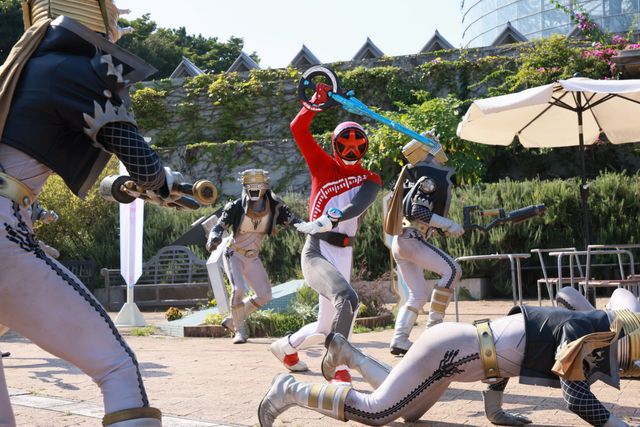 玄蕃＆ジェラミーが意気投合!?『爆上戦隊ブンブンジャーVSキングオージャー』場面写真（6枚目）