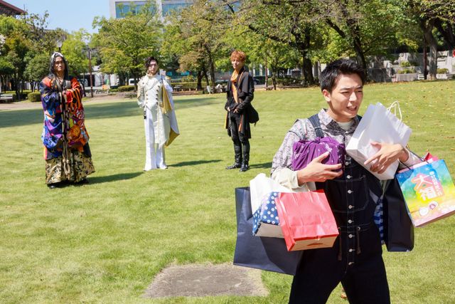 玄蕃＆ジェラミーが意気投合!?『爆上戦隊ブンブンジャーVSキングオージャー』場面写真（12枚目）