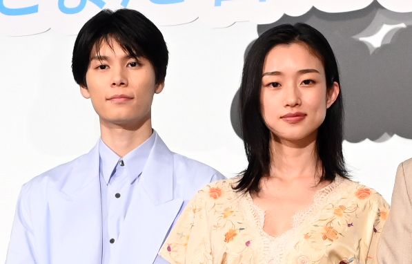 映画『今日の空が一番好き、とまだ言えない僕は』公開記念舞台あいさつに登壇した萩原利久、河合優実