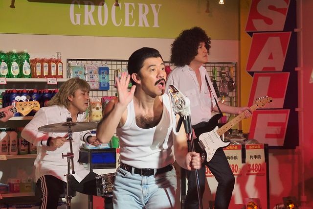 クイーンにふんした内村光良、田中直樹、ムロツヨシ、シソンヌじろう！（6枚目）