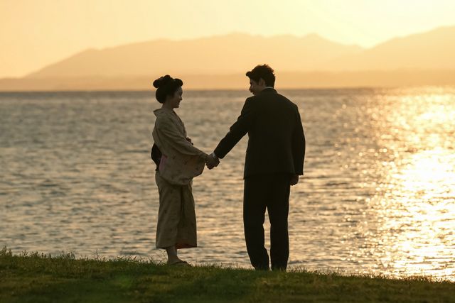 夕日を背景に…「ばけばけ」第65回、涙のラストシーン