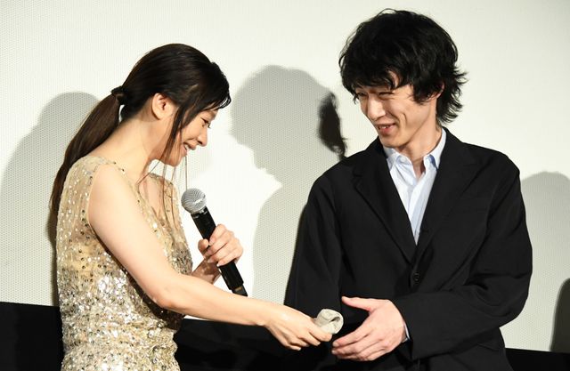 坂口健太郎が涙する篠原涼子にそっとハンカチを差し出す…：フォトギャラリー