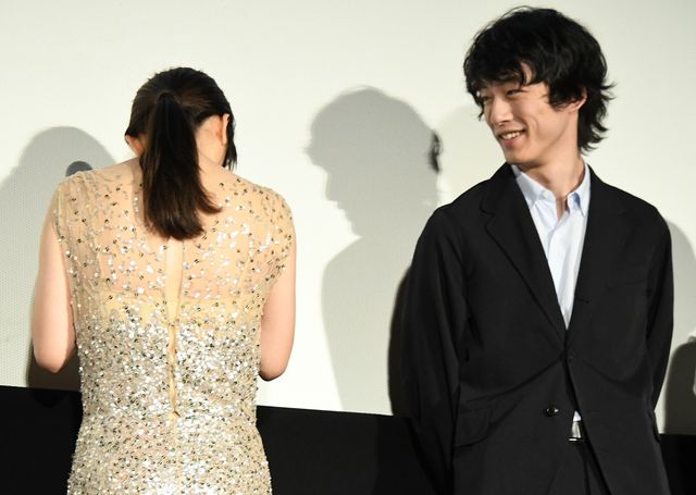 坂口健太郎が涙する篠原涼子にそっとハンカチを差し出す…（2枚目）