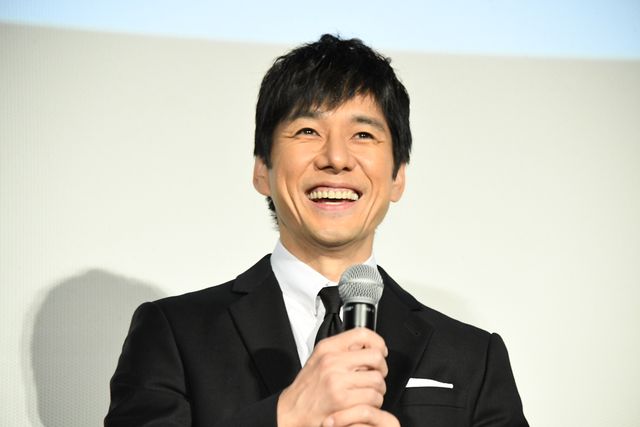 坂口健太郎が涙する篠原涼子にそっとハンカチを差し出す…（5枚目）