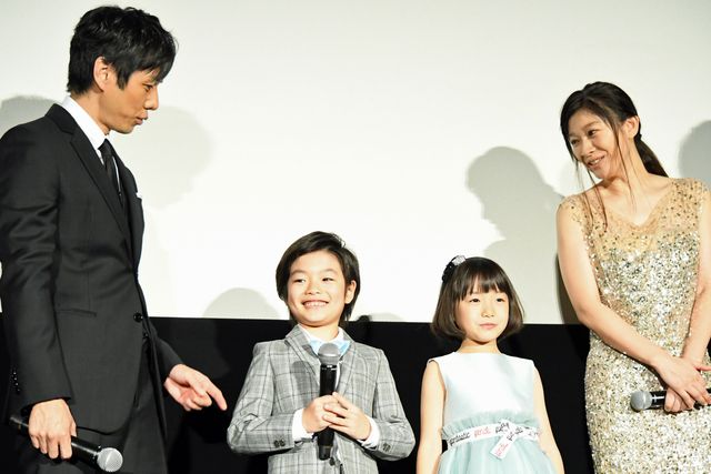 坂口健太郎が涙する篠原涼子にそっとハンカチを差し出す…（6枚目）