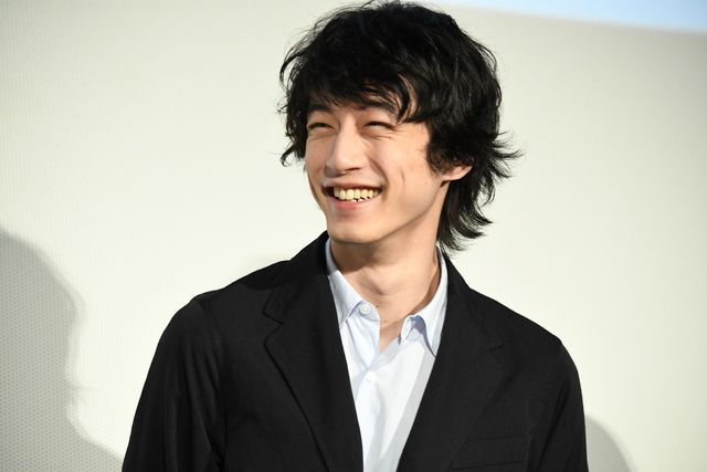 坂口健太郎が涙する篠原涼子にそっとハンカチを差し出す…（11枚目）