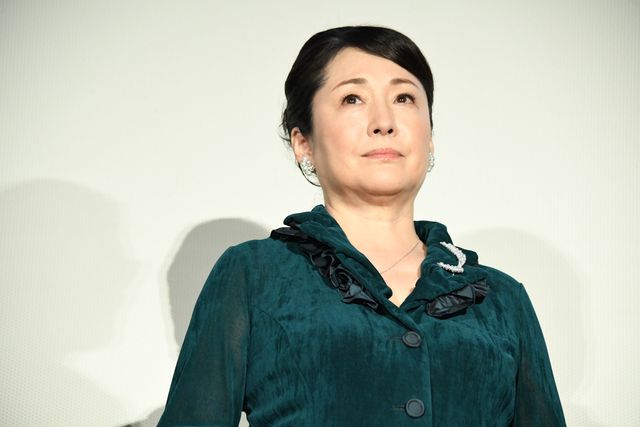 坂口健太郎が涙する篠原涼子にそっとハンカチを差し出す…（15枚目）