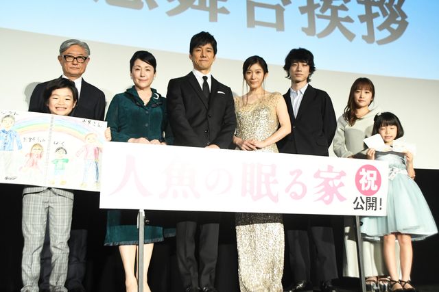 坂口健太郎が涙する篠原涼子にそっとハンカチを差し出す…（17枚目）