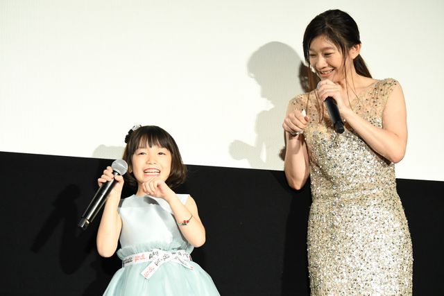 坂口健太郎が涙する篠原涼子にそっとハンカチを差し出す…（18枚目）