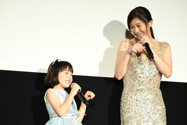 坂口健太郎が涙する篠原涼子にそっとハンカチを差し出す…（19枚目）