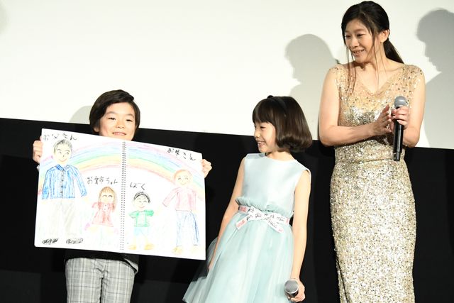 坂口健太郎が涙する篠原涼子にそっとハンカチを差し出す…（20枚目）