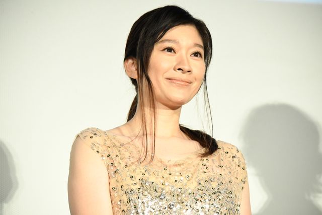 坂口健太郎が涙する篠原涼子にそっとハンカチを差し出す…（21枚目）