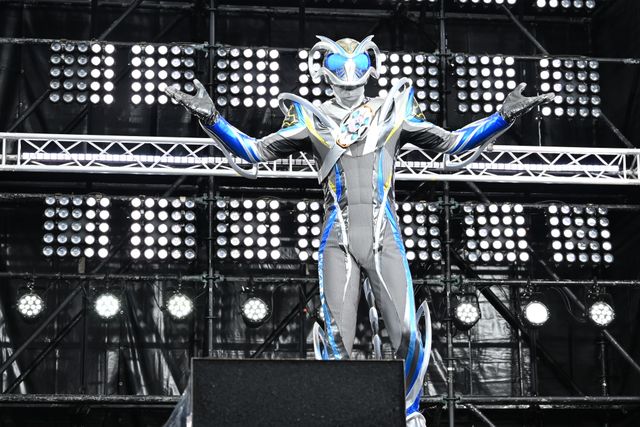 制作発表会見に登場した仮面ライダーマイス