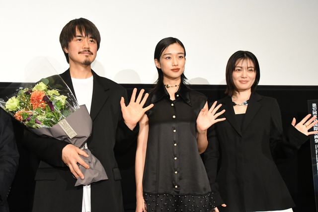 河合優実、押山監督に花束のプレゼント！『ルックバック』舞台あいさつ：フォトギャラリー