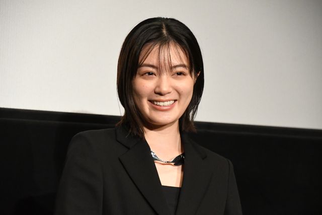 河合優実、押山監督に花束のプレゼント！『ルックバック』舞台あいさつ（10枚目）