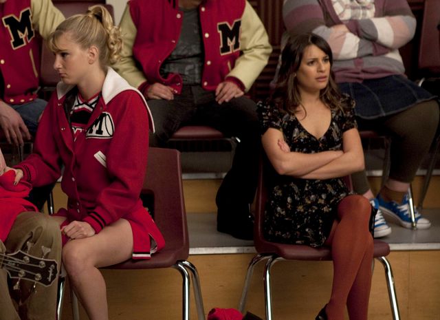 ドラマ「Glee」でのブリタニー役ヘザー・モリス（左）とレイチェル役リア・ミシェル