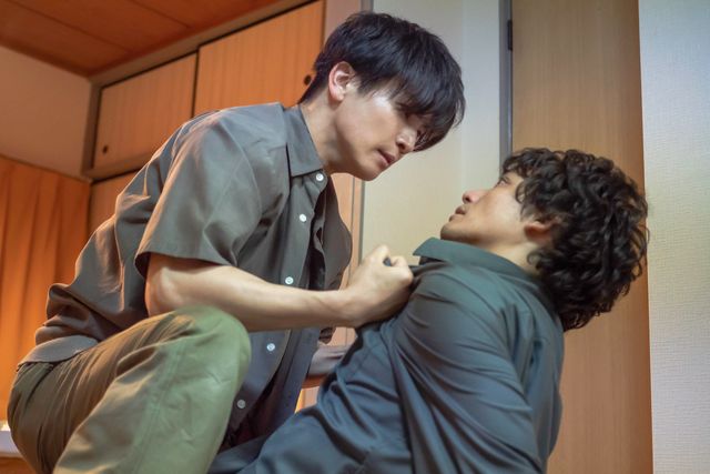 岩田剛典の美しすぎるキスシーン！「金魚妻」新場面写真（3枚目）