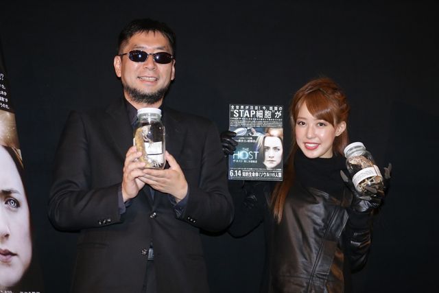 元AKB48川崎希と月刊ムー編集長の三上丈晴の手には謎の生物が!!フォトギャラリー：フォトギャラリー