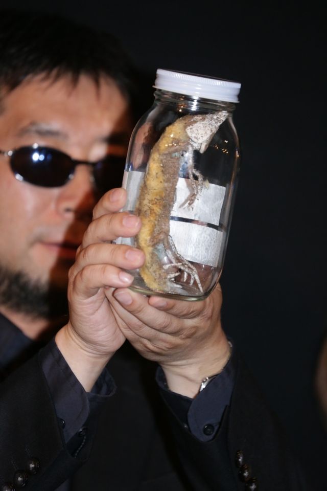 元AKB48川崎希と月刊ムー編集長の三上丈晴の手には謎の生物が!!フォトギャラリー（3枚目）