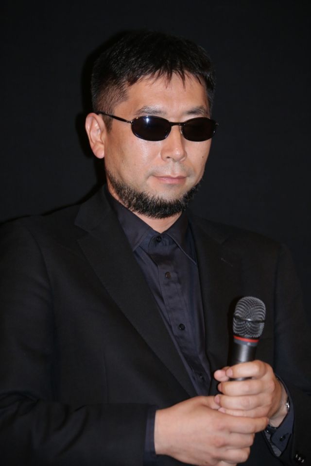 元AKB48川崎希と月刊ムー編集長の三上丈晴の手には謎の生物が!!フォトギャラリー（8枚目）